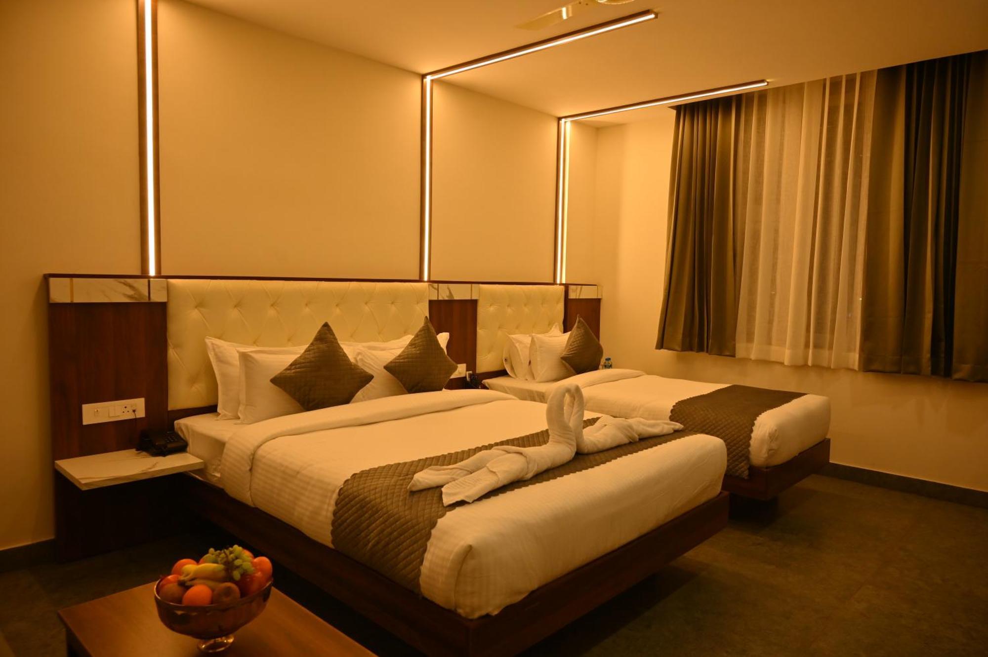 Hotel Shri Devi Comforts Inn Bhatkal Bagian luar foto