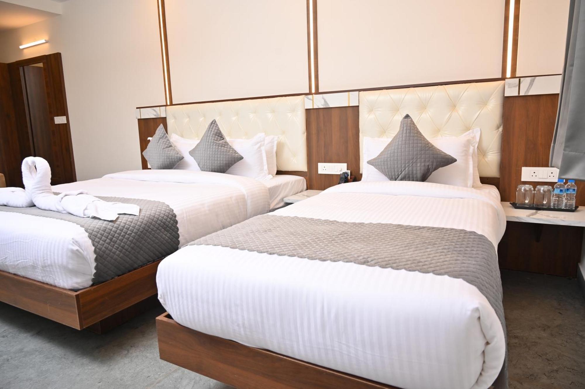 Hotel Shri Devi Comforts Inn Bhatkal Bagian luar foto